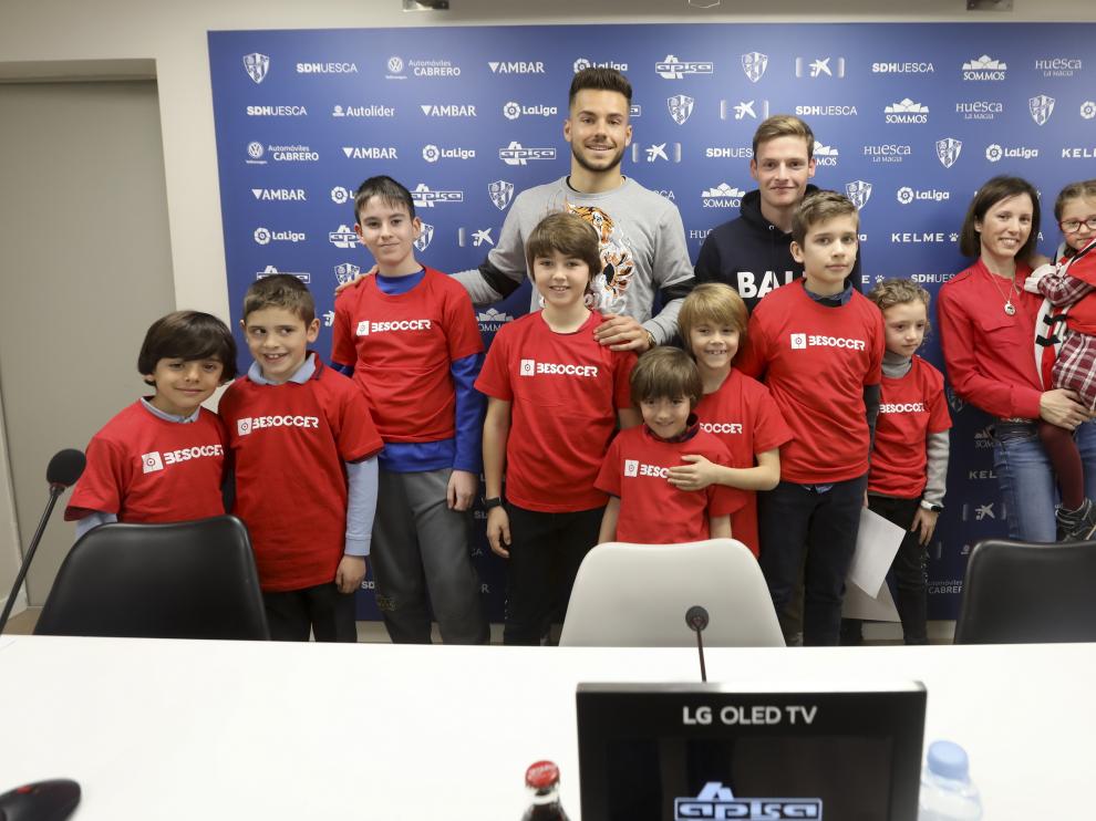 Álvaro Fernández y Sergio Gómez, con los jóvenes periodistas.