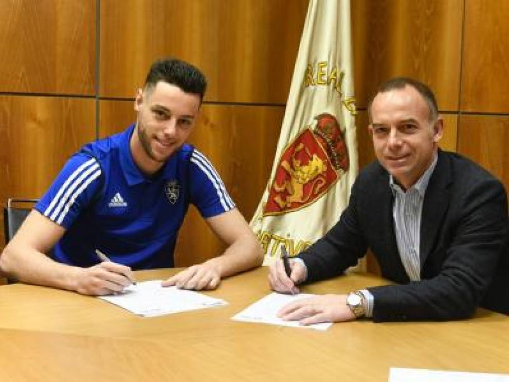 Burgui firma su contrato con el Zaragoza, acompañado del presidente Lapetra.