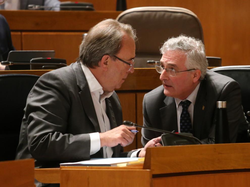 Carlos Pérez Anadón y Joaquín Olona, este jueves en el pleno de las Cortes de Aragón