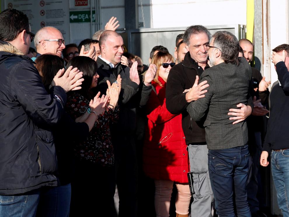 Cuixart ha sido recibido por sus trabajadores con aplausos y abrazos.