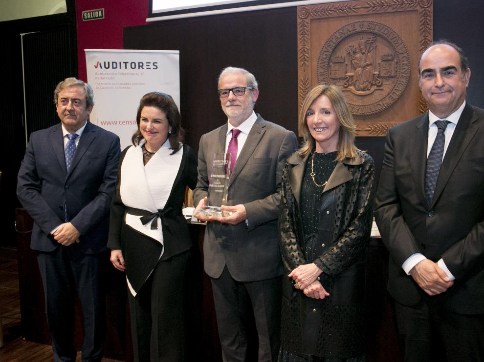 El fiscal Javier Zaragoza (a la izquierda) participó en el acto de los auditores de Aragón y el premio de la transparencia en el Aula Magna del Paraninfo.