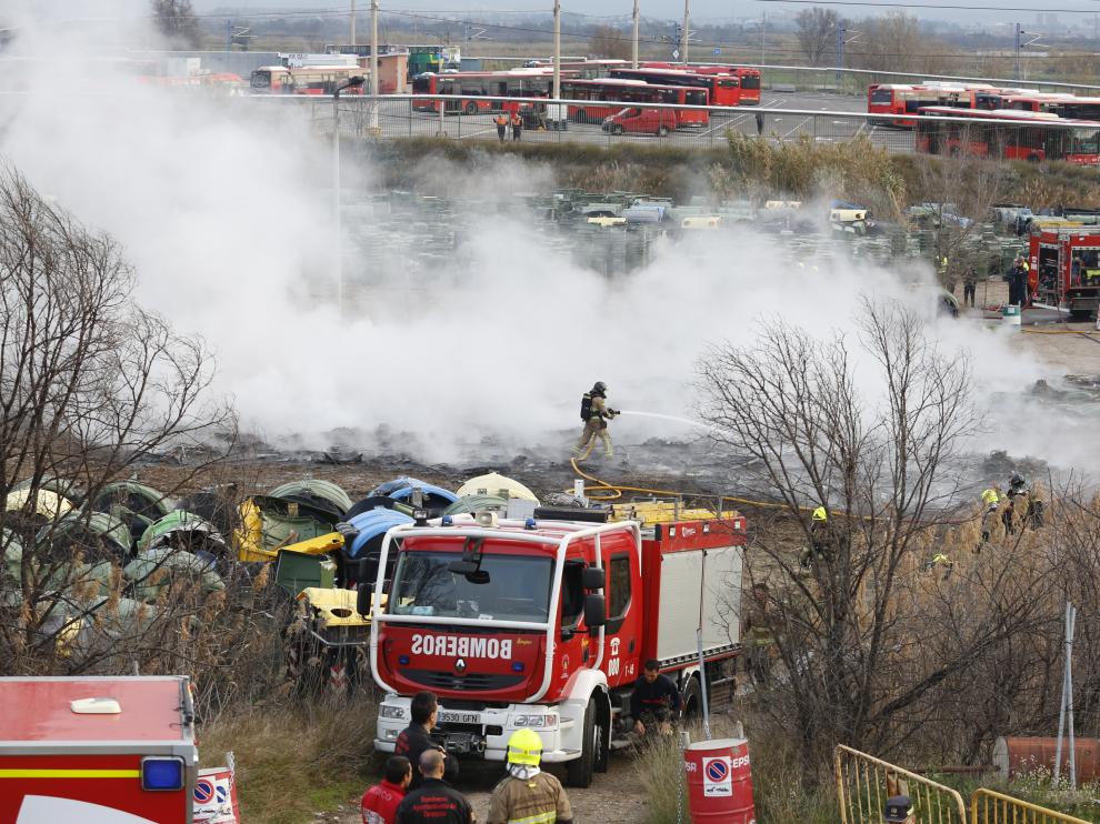 Incendio en el depósito de contenedores de FCC en Zaragoza