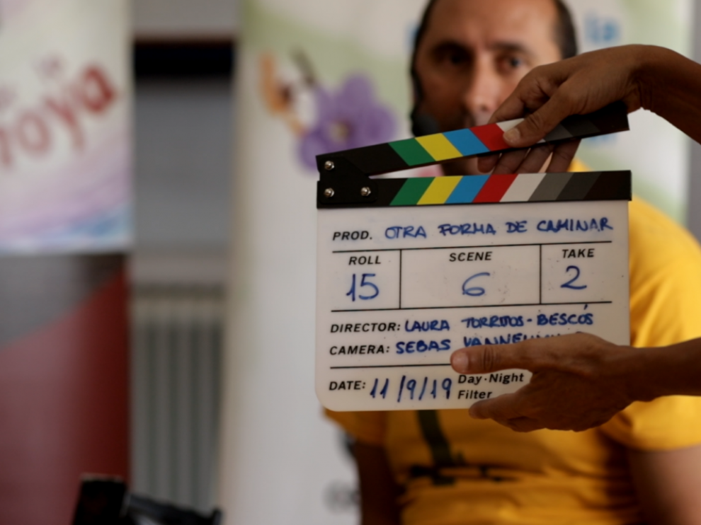 Josan Rodríguez actúa como hilo conductor del documental.