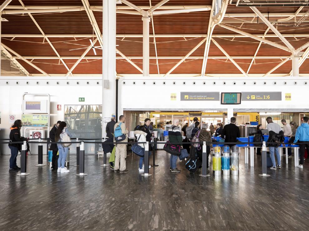 Viajeros en el aeropuerto de Zaragoza.