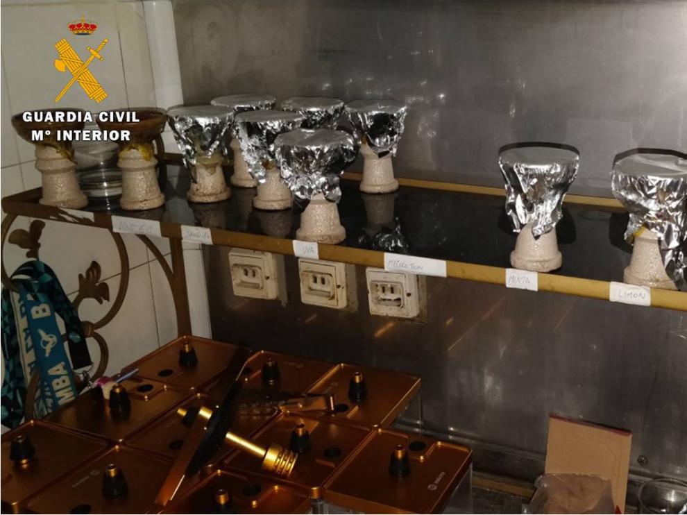Cachimbas y tabaco de pide incautado