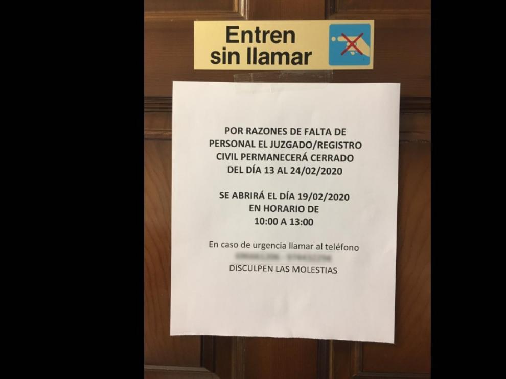 Cartel que anuncia el cierre del juzgado de paz de Sariñena