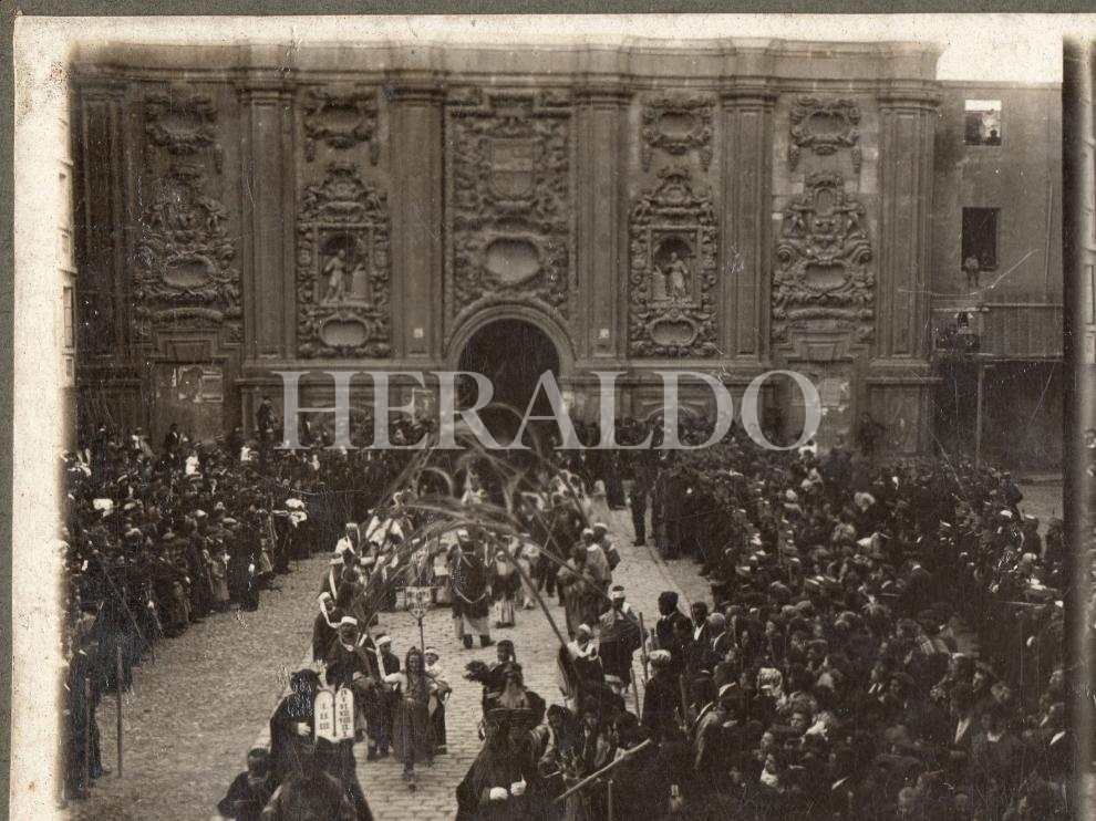 La portada de la iglesia de Santa Isabel y, a la derecha, el antiguo convento Teatino que se derribó a principios del siglo XX.