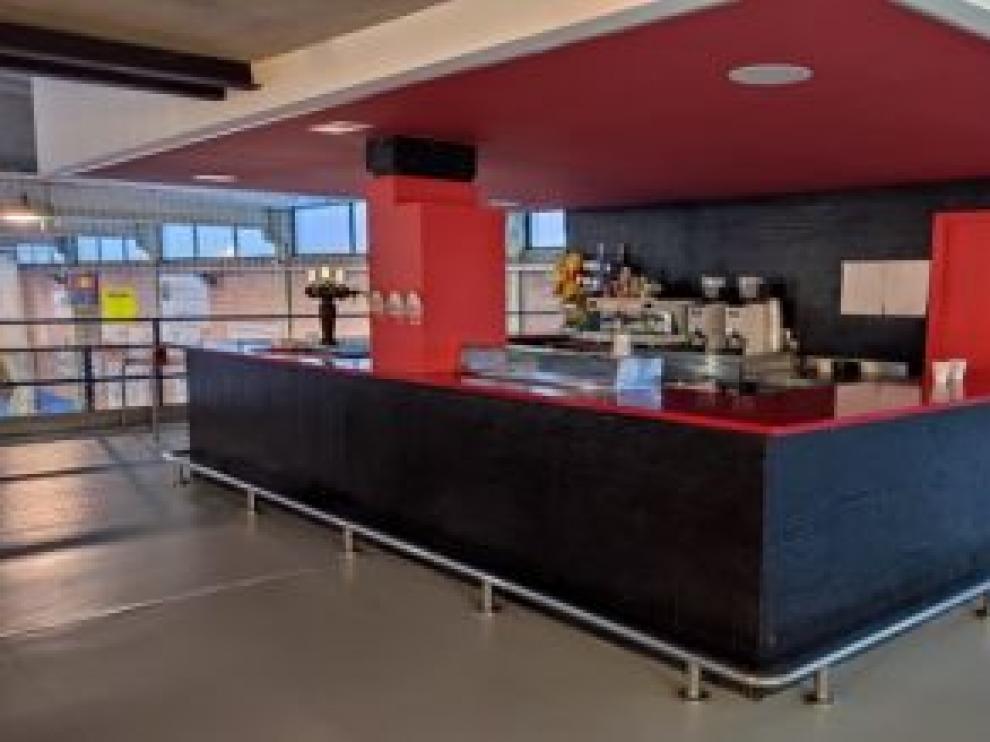 El bar se sitúa dentro del polideportivo y da servicio a las piscinas y al campo de fútbol.