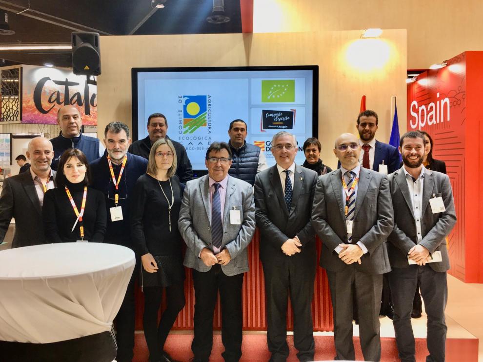 El consejero Joaquín Olona, con los productores de ecológico aragoneses en la principal feria del mundo de alimentos ecológicos, Biofach