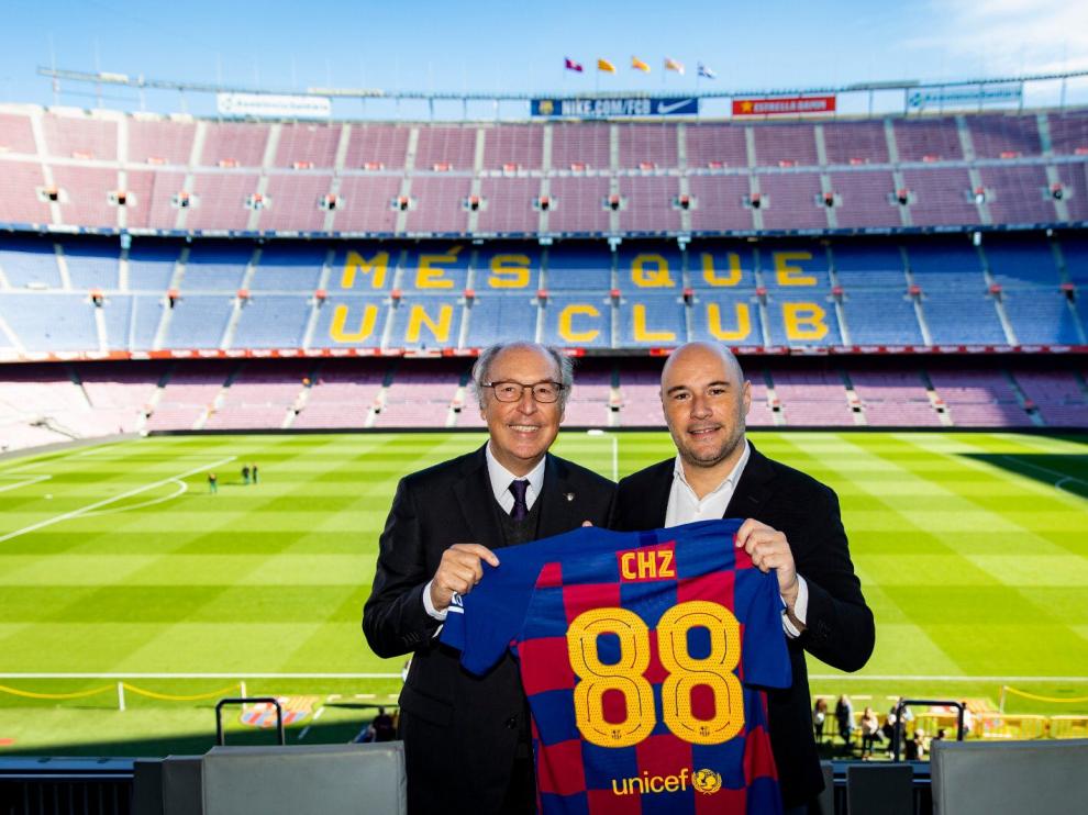 Josep Pont (i), directivo del área comercial del Barcelona y Alexandre Dreyfus (d), de la empresa Chiliz, sostienen una camiseta culé para escenificar el acuerdo