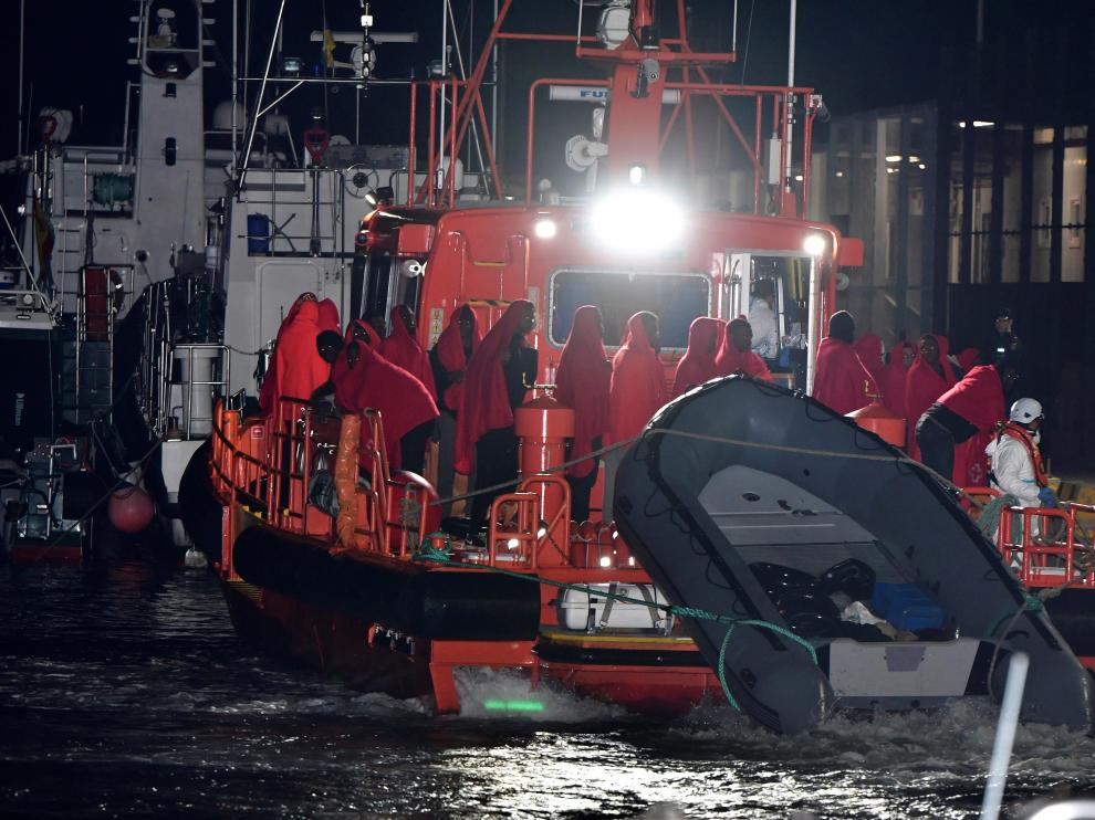 Llegada la pasada noche al puerto de Almería de los 38 inmigrantes rescatados por Salvamento Marítimo en el Mar de Alborán.