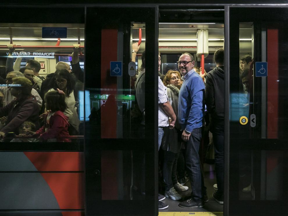 Un tranvía, lleno en una de sus paradas en Zaragoza.