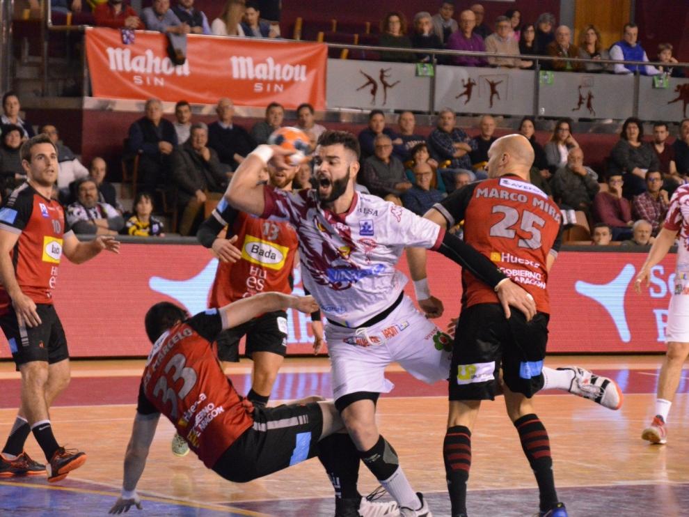 Marcelo y Mira tratan de frenar a Marchán, del Ademar.