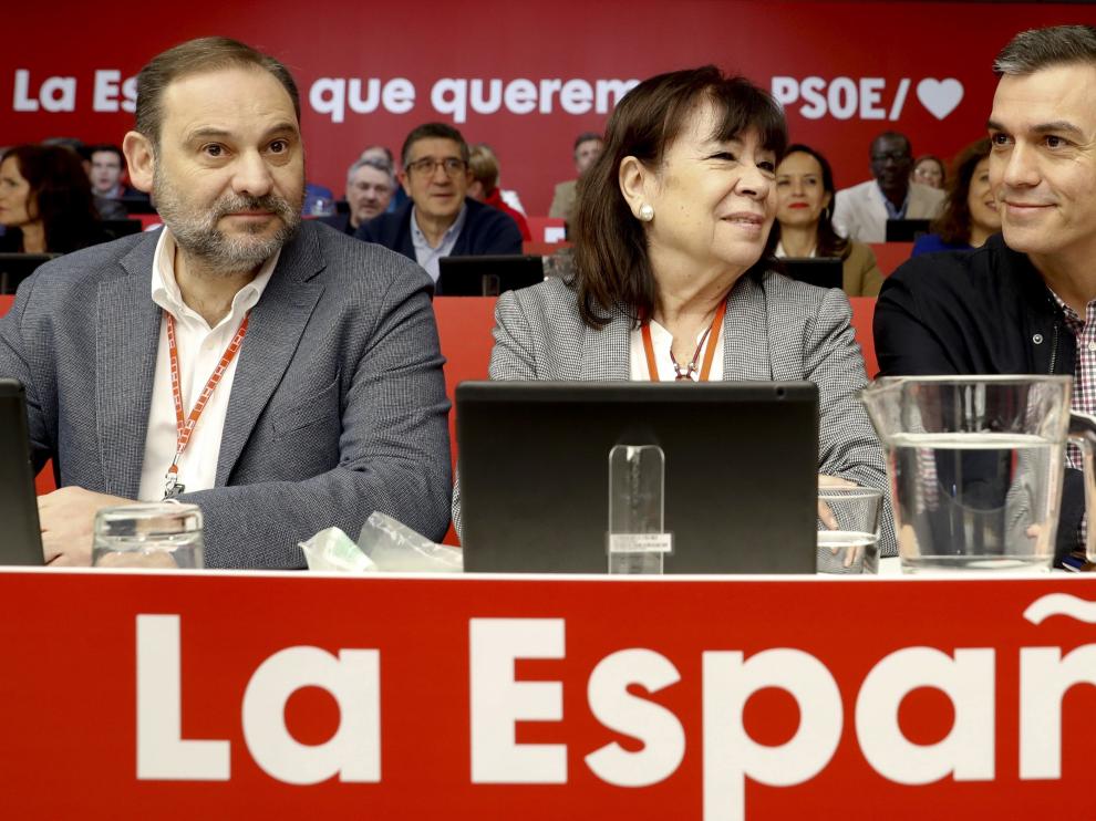El presidente del Gobierno Pedro Sánchez junto a Ábalos y Narbona.