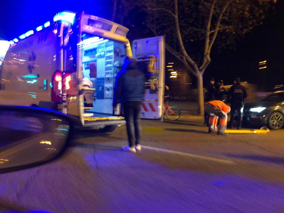 Una ambulancia traslada al ciclista herido este viernes por la noche en el paseo de Echegaray de Zaragoza.
