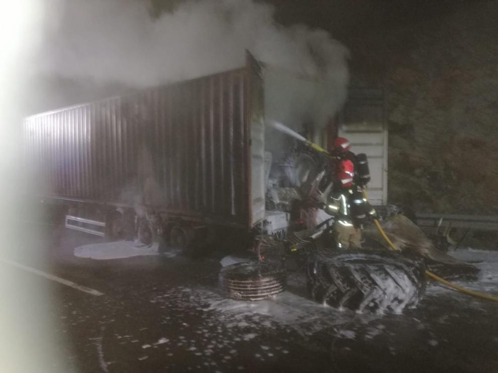Así quedó el camión incendiado.