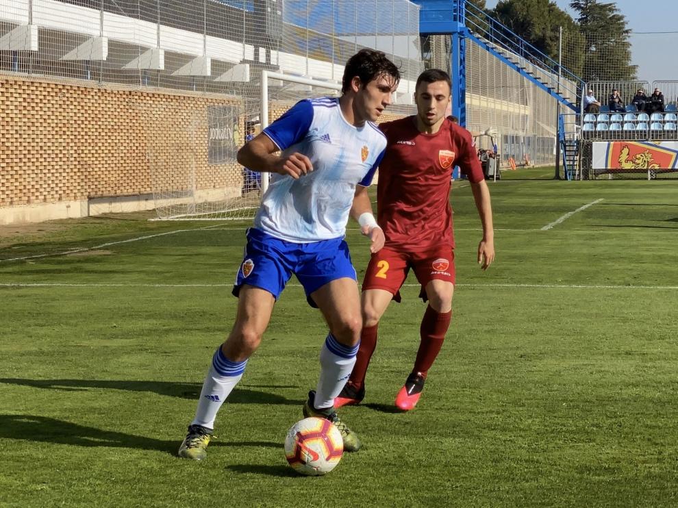 Azón, delantero del Real Zaragoza Juvenil, protege el balón ante un rival del San Francisco.