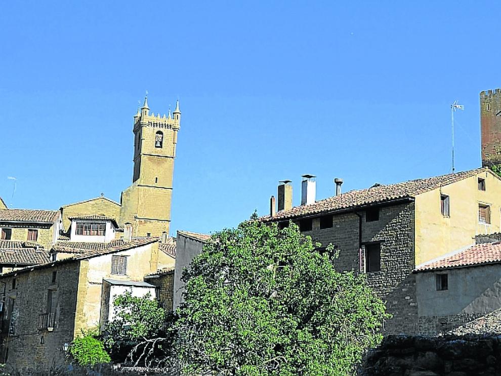 Vista general de la muralla de Uncastillo, que domina todo el casco urbano