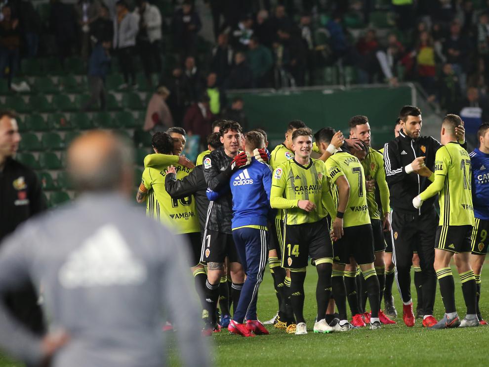 La plantilla del Real Zaragoza festeja unida el triunfo de ayer en el Martínez Valero