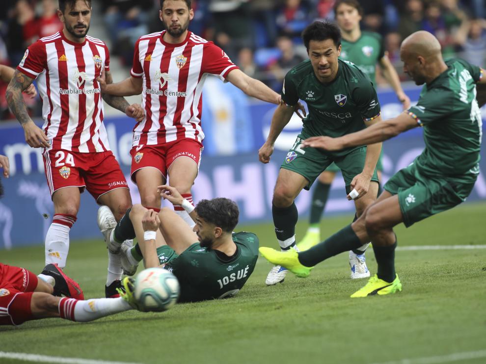 Mikel Rico dispara para conseguir el primero de sus dos goles ante el Almería.