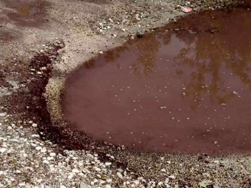 Charcos rojos en La Almozara tras una tormenta de granizo
