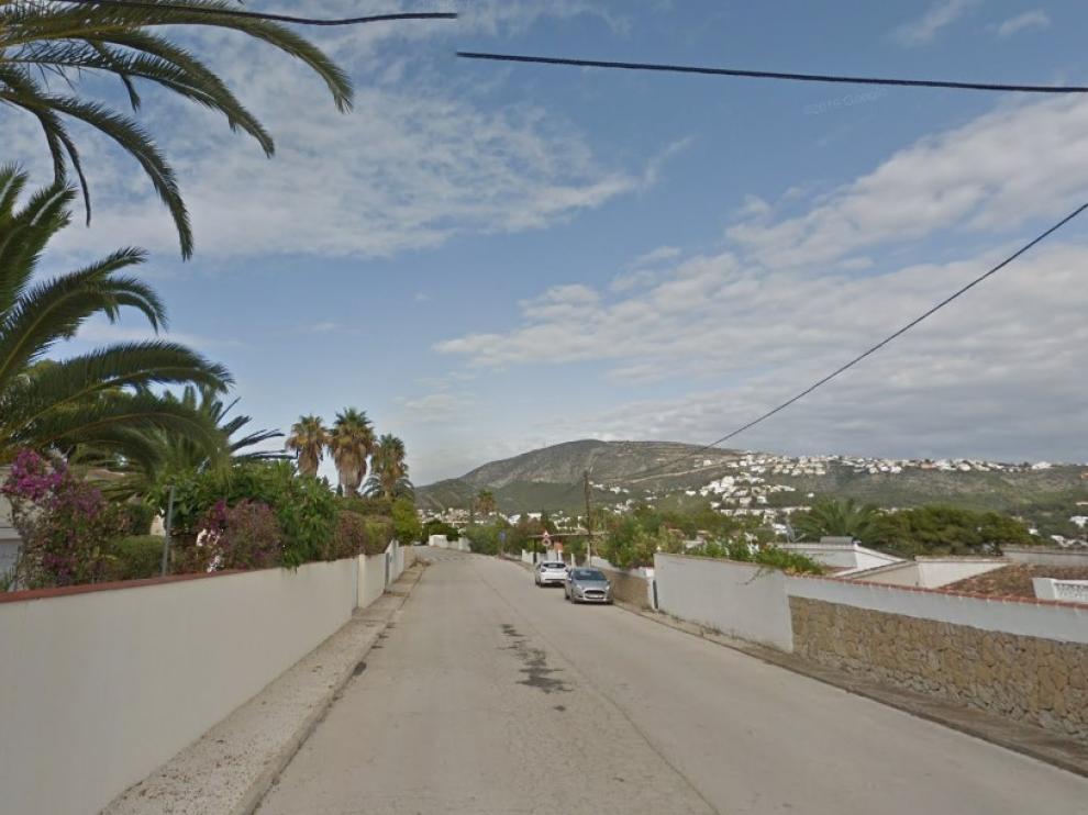 Calle Móstoles de Teulada-Moraira (Alicante), donde ha aparecido el cadáver.