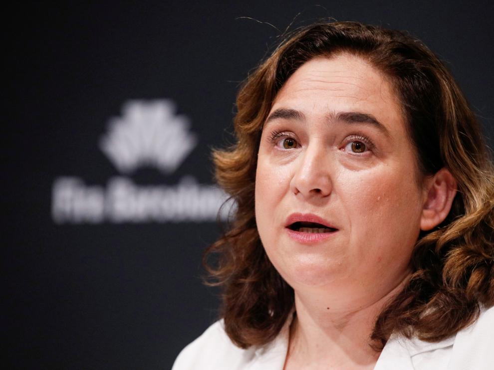 La alcaldesa de Barcelona, Ada Colau, habla en una conferencia para debatir la cancelación del Mobile World Congress.
