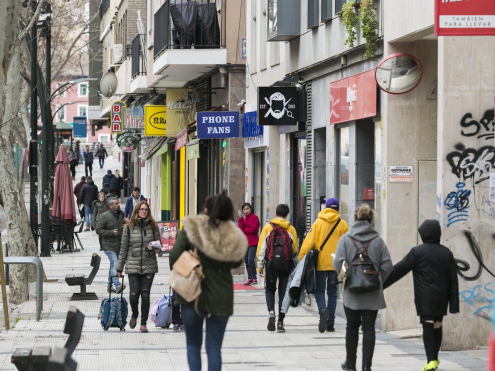 No resulta sencillo encontrar un local disponible en la calle Sobrarbe, donde el pequeño comercio resiste con fuerza.