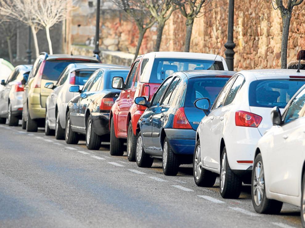 Coches aparcados, en el barrio Jesús.