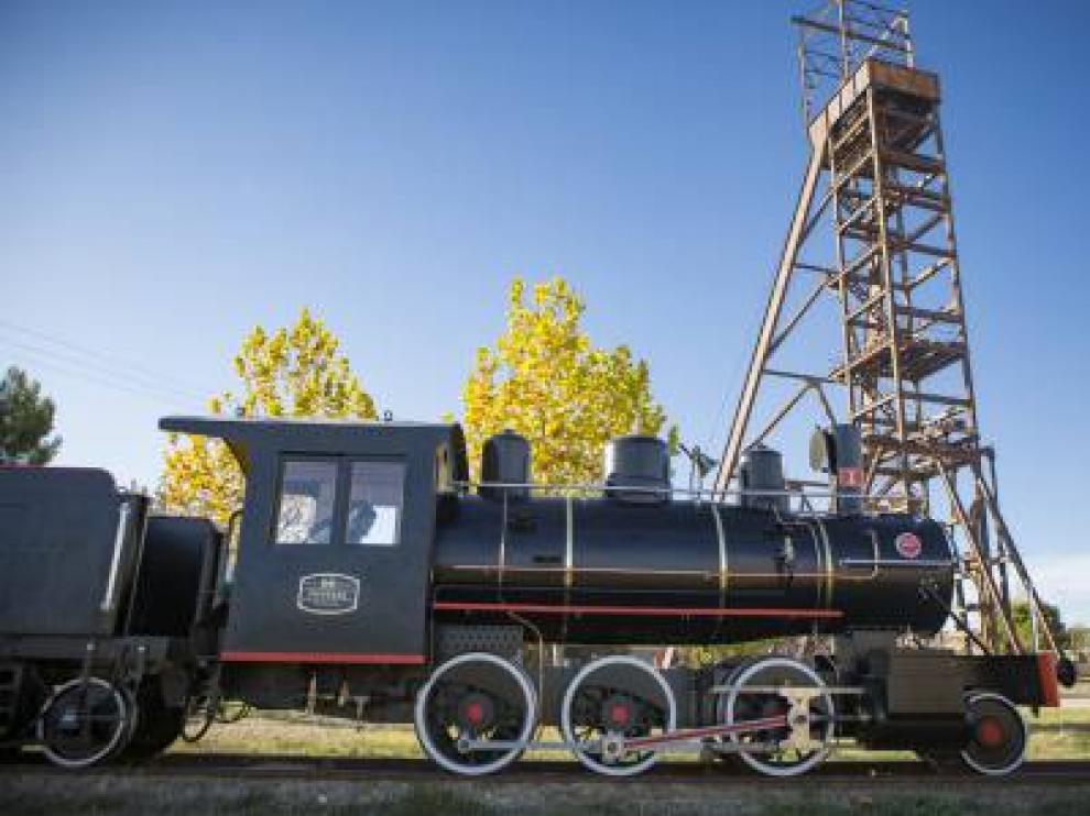 La locomotora Baldwin conduce el tren desde el casco urbano de Andorra hasta el pozo de San Juan. MWINAS