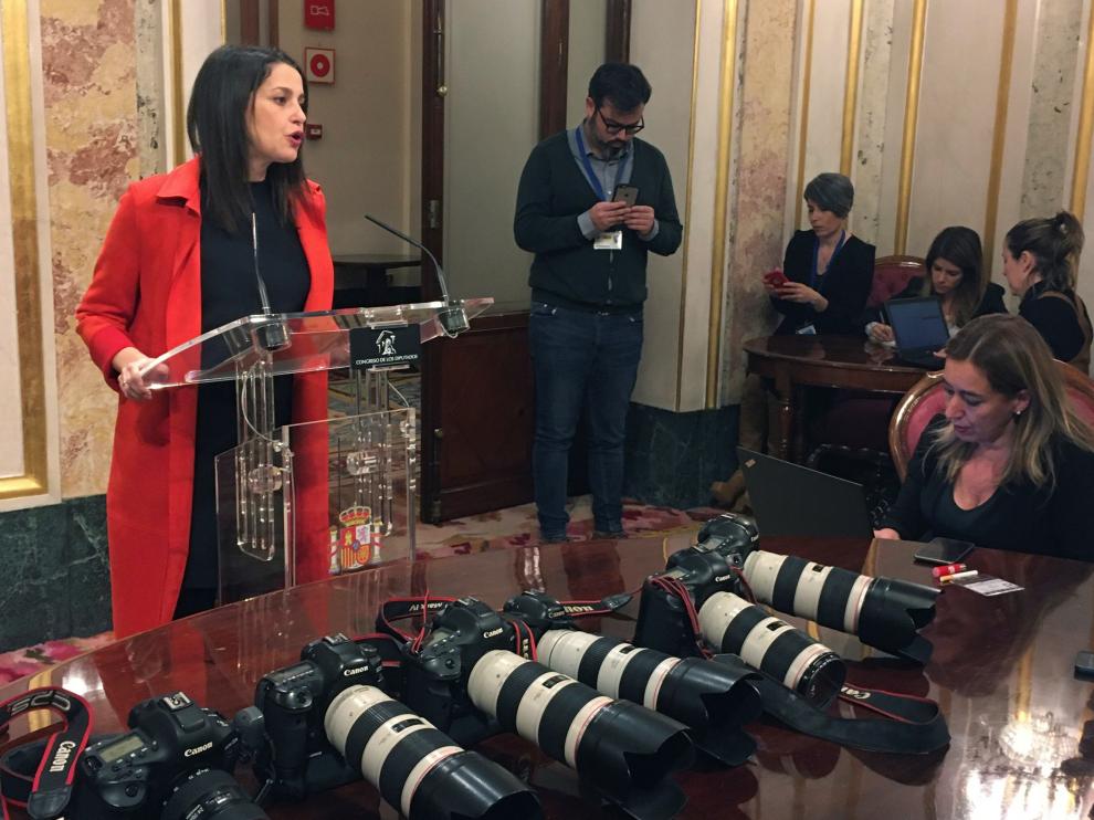 Los fotógrafos que habitualmente cubren la información parlamentaria en el Congreso han plantado a la presidenta de Cs, Inés Arrimadas (en la imagen), y al secretario de Organización del PP, Teodoro García-Egea, en sus respectivas ruedas de prensa, por no haberles permitido captar imágenes de la reunión de Pablo Casado con la propia Arrimadas.