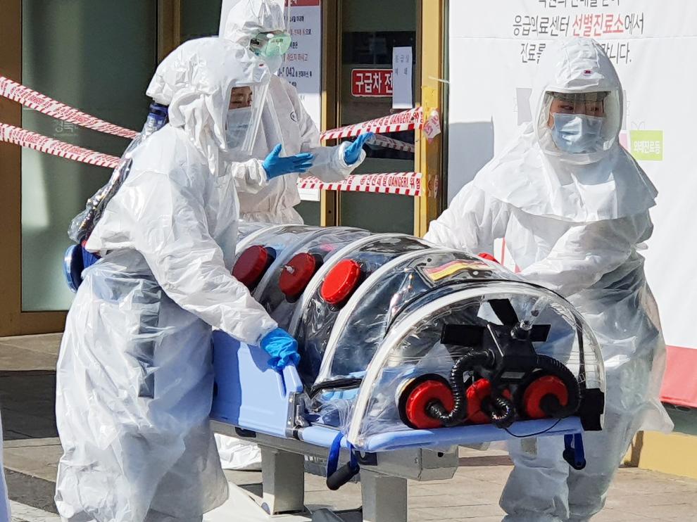 Un paciente sospechoso de padecer coronavirus es trasladado a un hospital en Corea