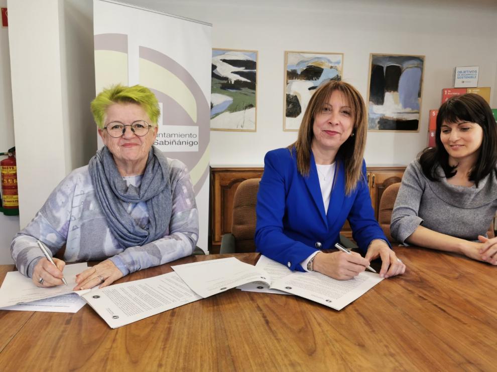 Lyn Briggs, presidenta de la AEPAG; Berta Fernández, alcaldesa de Sabiñánigo; e Isabel Mañero concejala de promoción.