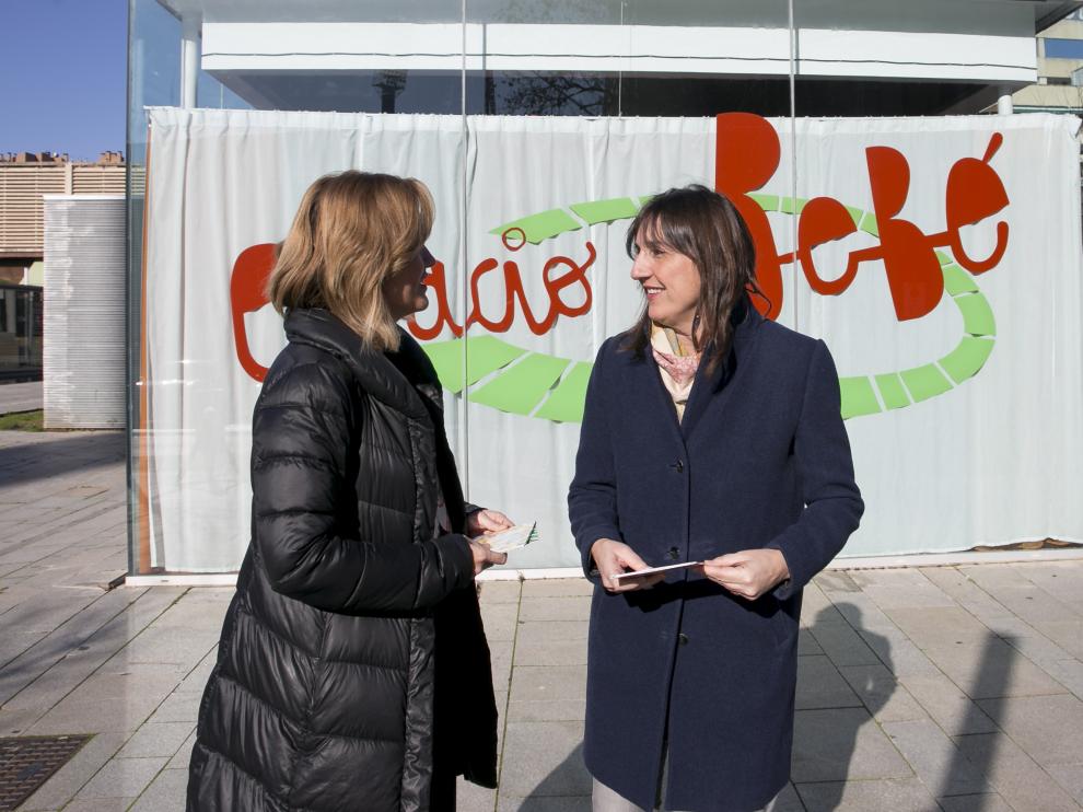 Pilar Alegría y Lola Ranera, el pasado día 6 de febrero en el Espacio Bebé de la plaza de Eduardo Ibarra.