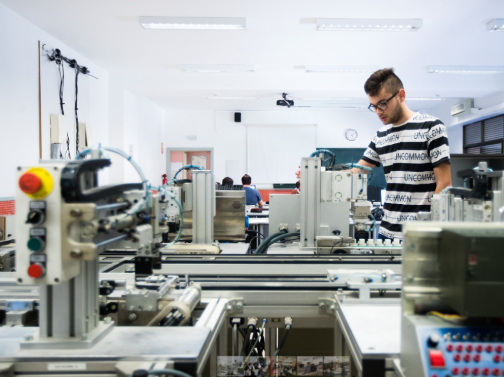 Un aula de automatización de procesos que se modificará para el trabajo por retos.