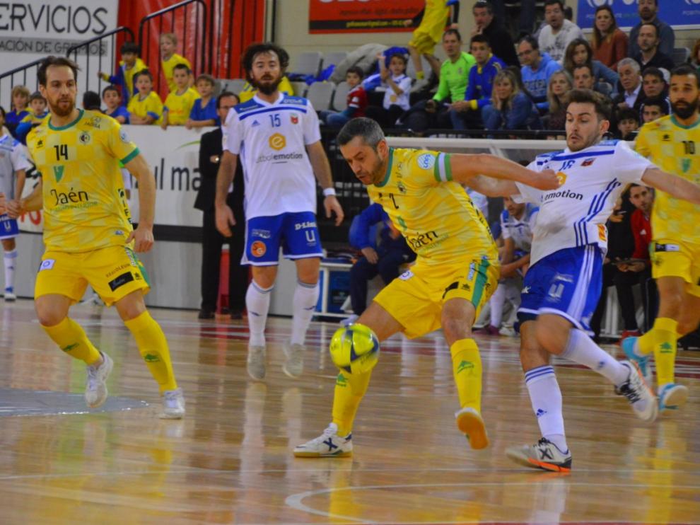 Una acción del partido Fútbol Emotion Zaragoza-Jaén Paraíso Interior