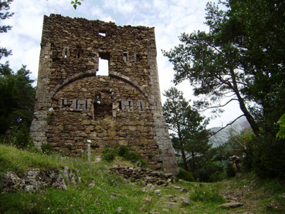 La Torre de Fernando VI o Castillo Nuevo del camino viejo a Oza, del siglo XVIII, uno de los últimos monumentos incluidos en la Lista Roja..