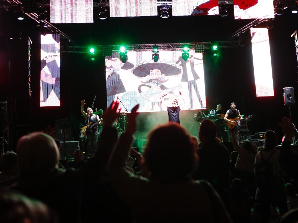 Lleno en Zaragoza para celebrar el Jueves Lardero: longaniza y música plaza de Miguel Merino, junto a la Sala Multiusos del Auditorio