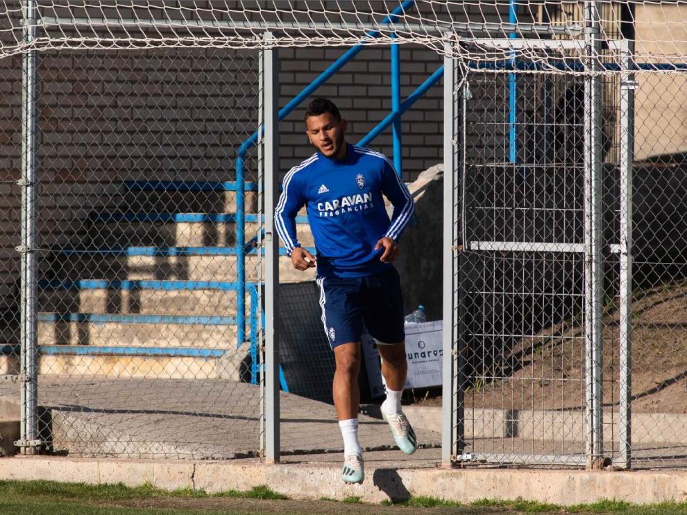 Luis Suárez, en la Ciudad Deportiva, sale en solitario del vestuario.