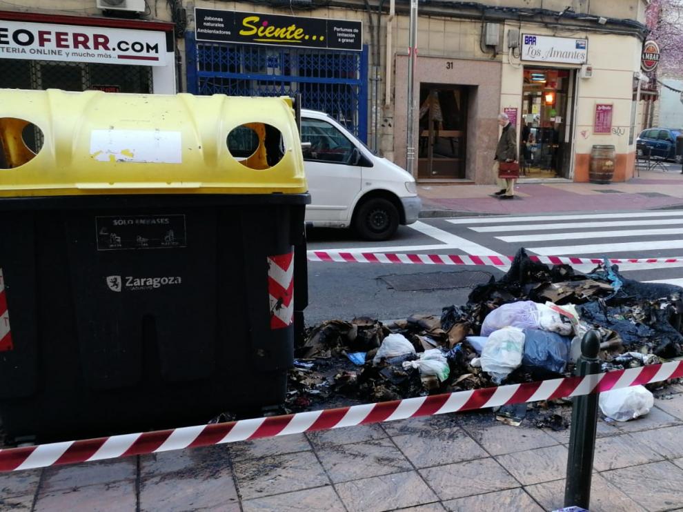 Contenedor quemado en el paseo de Teruel