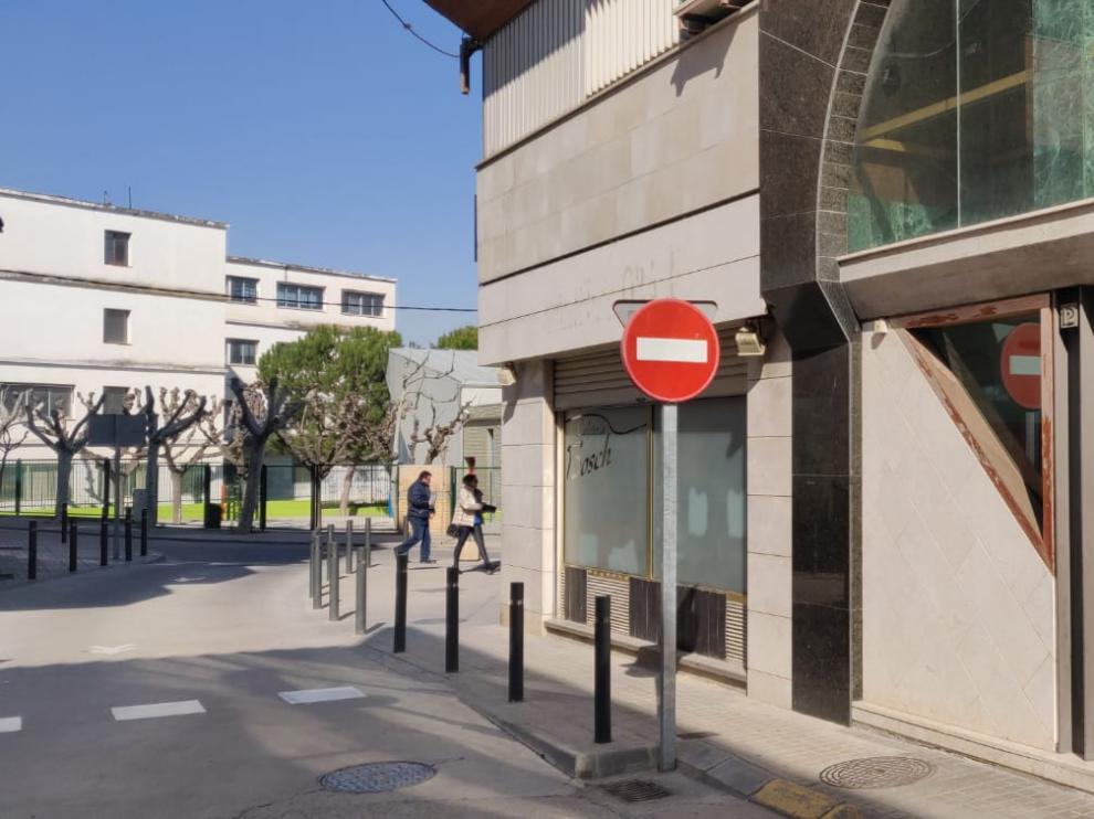 La agresión ocurrió en este portal de la calle La Paz de Fraga.