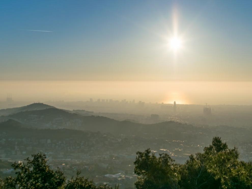 Bruma de contaminación sobre Barcelona.