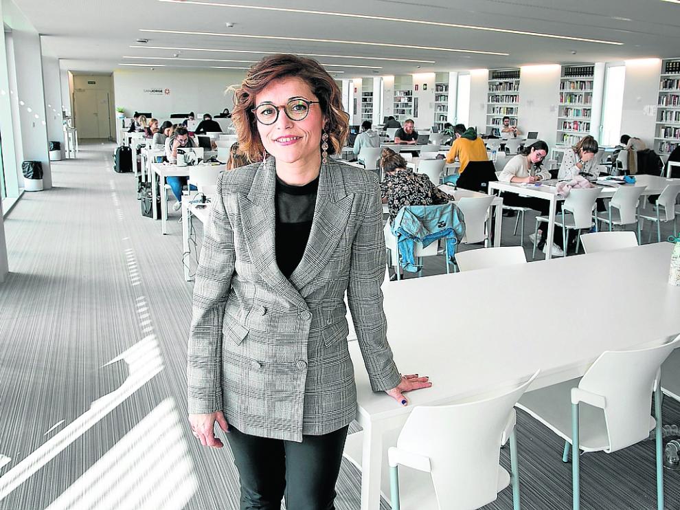 La nueva rectora Berta Sáez, en la biblioteca de la Universidad San Jorge