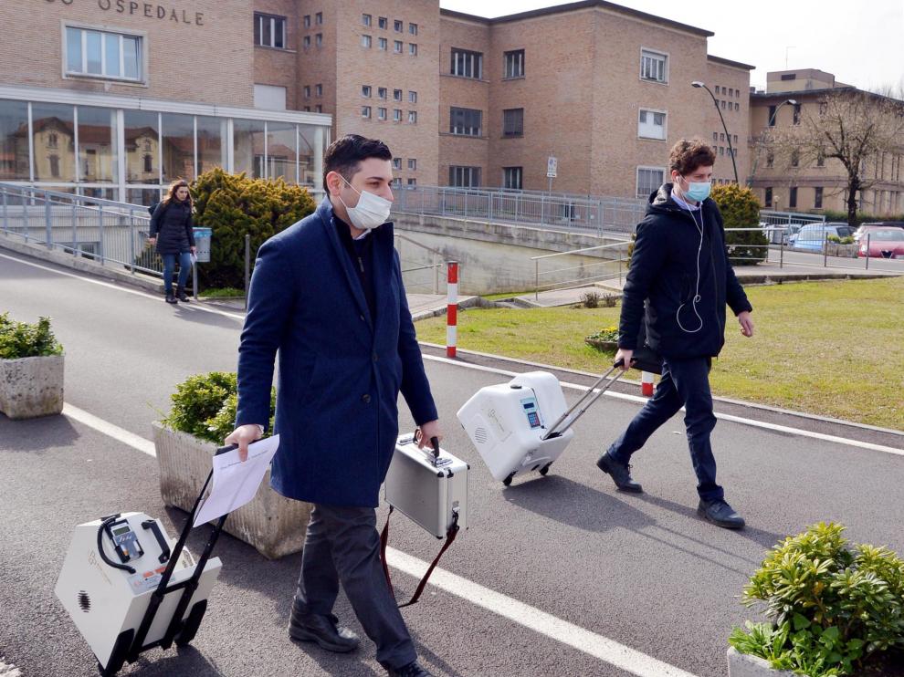 Codogno (lodi) (Italy), 21/02/2020.- Health workers (front, in blue) wearing face masks walk with portable medical equipment in a corridor of the Codogno Civic Hospital, where the Emergency Room has been closed as a precautionary measure, in Codogno near Lodi, northern Italy, 21 February 2020. Six people have been reported infected with the novel coronavirus in Italy, all in the region of Lombardy, authorities said on 21 February. Residents of Codogno have been advised by regional authorities to stay at home as a protective measure and avoid all social contact. (Italia) EFE/EPA/MAURIZIO MAULE Novel coronavirus, six infected in Lombardy, northern Italy
