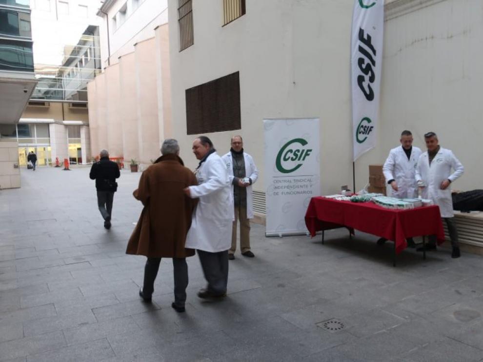 Representantes sindicales de CSIF instalaron una mesa en la entrada por la calle Cinco de Marzo.