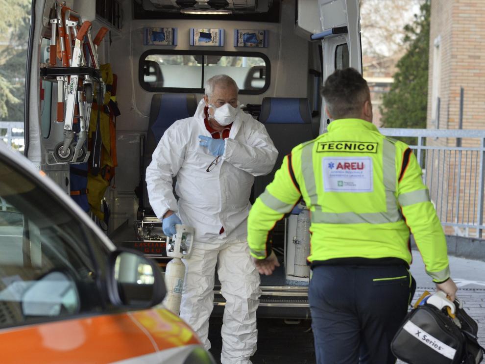 Trabajadores del Hospital Cívico Codogno, en el norte de Italia, protegidos con mascarillas.