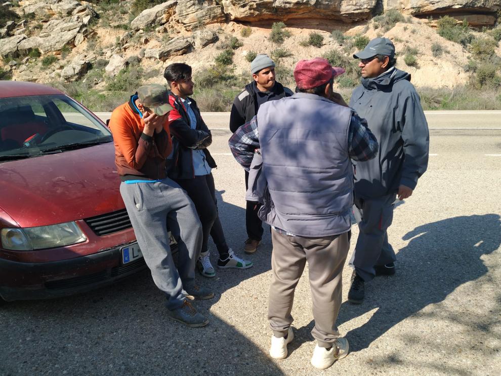 Zubair (a la izquierda, con las manos en la cara), junto a varios familiares en el lugar del accidente.