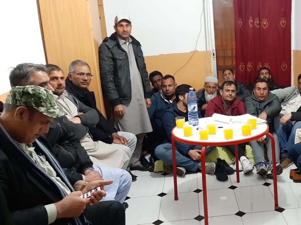 Un grupo de pakistaníes, visiblemente afectados, se reunieron en un domicilio de Caspe.