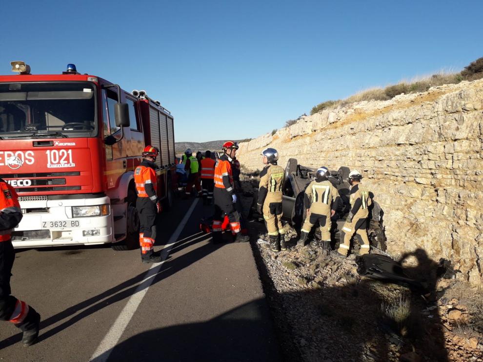 Los Bomberos han tenido que intervenir para rescatar al conductor del vehículo.