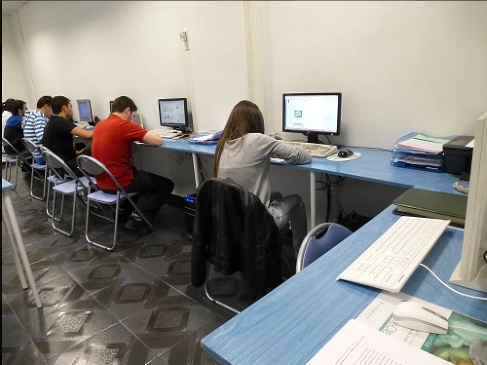 Chavales en clases de mecanografía e internet en la Academia Anayet de Zaragoza.